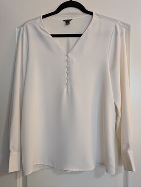 Ann Taylor Ivory V-Neck Button-Front Blouse Size Medium